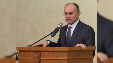 Ermənistan parlamentində müdafiə naziri ilə qapalı görüş 