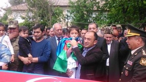 Şəhid kapitanın qızı atasının nəşi önündə şeir söylədi - VİDEO