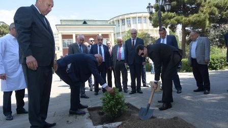 Rektor tələbələrlə qoşulub ağac əkdi - FOTO