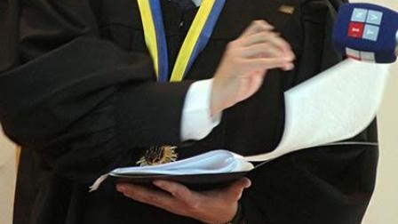  Hakim vəkili zorlamaqda ittiham olunur