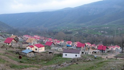 Ermənilər TƏŞVİŞDƏ - Laçında salınan kəndin tikintisi yarımçıq saxlanıldı