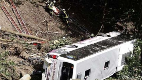 Məktəbliləri daşıyan avtobus dərəyə YUVARLANDI: 18 ölü