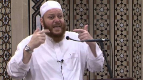 Baş nazir din xadimini ziyafətə &ccedil;ağırmağına peşman oldu