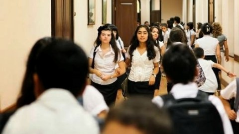 Bu gün 47260 şagird buraxılış imtahanı verir   