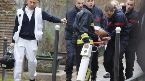 Əsgər &ouml;z&uuml;n&uuml; Paris univermağında g&uuml;llələdi