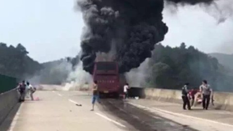 &Ccedil;ində avtobus yandı: 30 nəfər &ouml;ld&uuml;