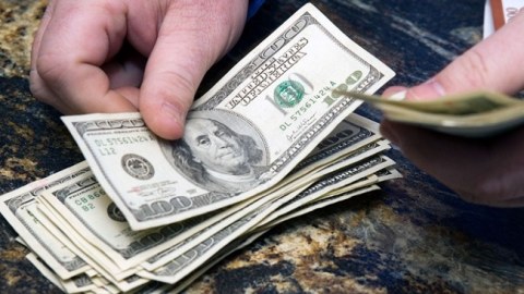 Dolların məzənnəsi 1.55 manata YAXINLAŞIR
