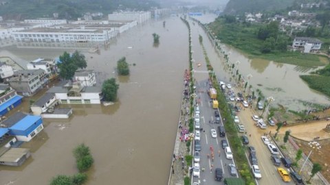 &Ccedil;ində daşqınlar 180 can aldı