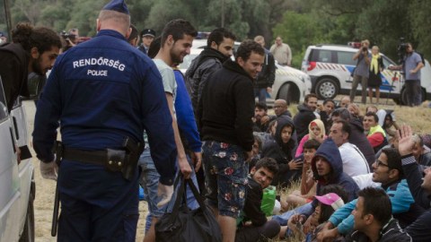 Macarıstandan miqrantlara qarşı sərt ADDIM
