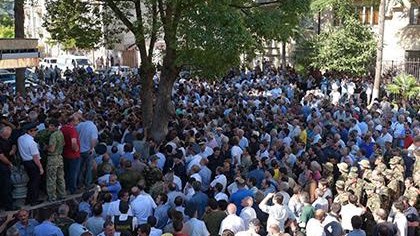 Abxaz m&uuml;xalifəti Daxili İşlər Nazirliyinə h&uuml;cum etdi