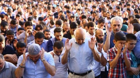 Azərbaycanın b&uuml;t&uuml;n məscidlərində bayram namazı qılınıb