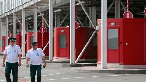 G&ouml;mr&uuml;k&ccedil;&uuml;lər 60 min ədəd siqareti m&uuml;sadirə etdilər  