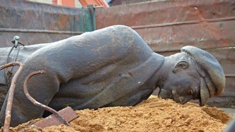 Ukraynada Leninin minlərlə heykəli yıxılıb