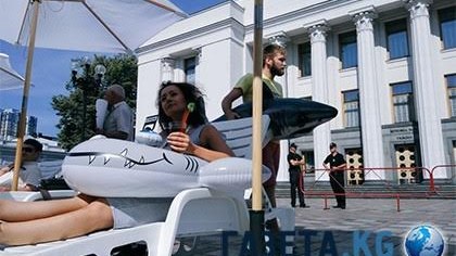 Parlament binası qarşısında deputat &ccedil;imərliyi