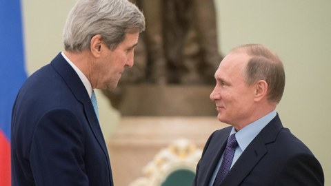 Kerri Putinlə&nbsp; m&uuml;naqişələrin həllini m&uuml;zakirə edib