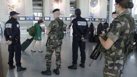 Şübhəli çanta Nitsa aeroportunu bir-birinə QARIŞDIRDI
