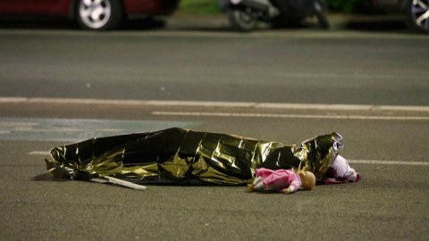Fransanı qana boyayan şəxsin fotosu yayıldı - FOTO