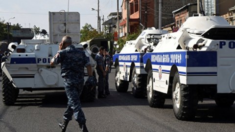 Ermənistanda m&uuml;xaliflərin n&ouml;vbədənkənar se&ccedil;ki tələbi