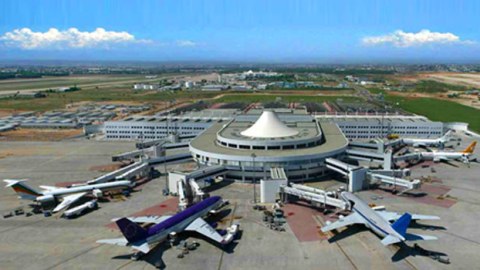 Antalya hava limanında bir nəfər g&uuml;llələnərək &ouml;ld&uuml;r&uuml;l&uuml;b