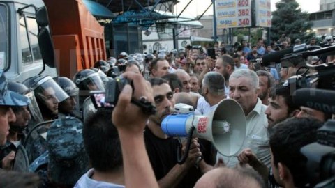 Yerevanda vəziyyət gərginləşib - Fotolar 