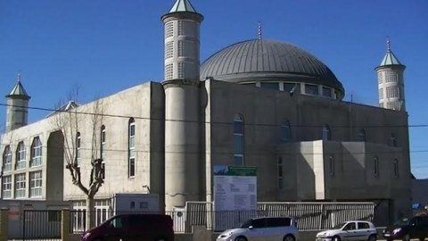 Fransada məscid divarında m&uuml;səlmanların &uuml;nvanına təhdid
