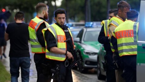 Almaniyada bıçaqlı hücum: 2 yaralı   