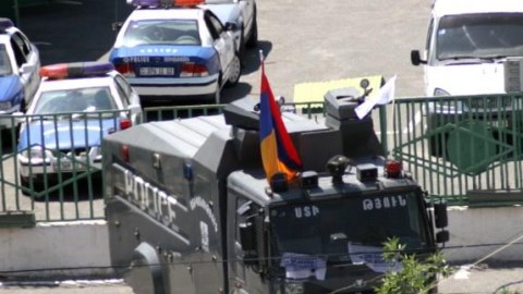 Yerevanda polis maşını yandırıldı