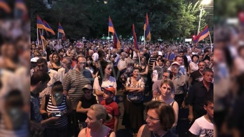 Yerevanda üsyançılara dəstək mitinqi başlayıb - Foto