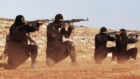 M&uuml;hasirəyə d&uuml;şən İŞİD yaraqlıları 550 nəfəri edam etdilər