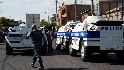 Yerevandakı silahlı dəstə həkimləri girov götürdü