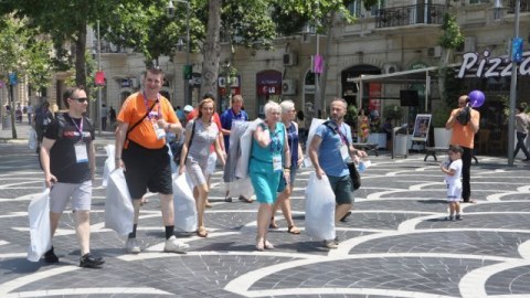 1 turist Azərbaycanda nə qədər pul XƏRCLƏYİR?