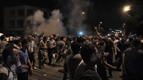 İrəvanın Sari Tax rayonunda polislə atışma başlayıb