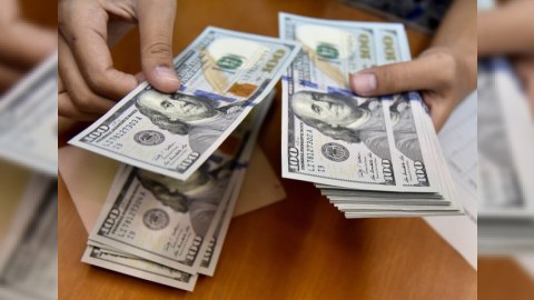 Azərbaycandan xaricə 20 min dollar aparılmasının qarşısı ALINDI