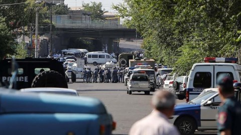 Yerevanda &uuml;syan&ccedil;ılar daha bir polisi &ouml;ld&uuml;rd&uuml;lər