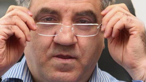&ldquo;İzvestiya&rdquo; erməninin holdinqindən ayrılır