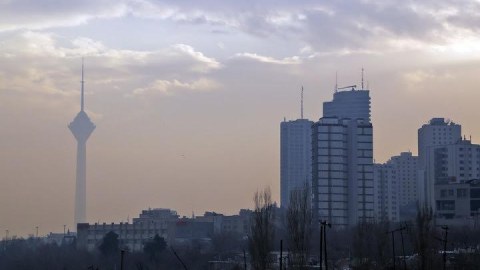 Kişi Tehran meriyasının girişində &ouml;z&uuml;n&uuml; yandırıb