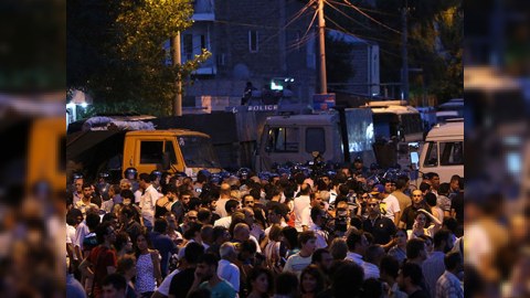Ermənistanda mitinqlər davam edir