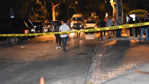 İstanbulda azərbaycanlı biznesmenə sui-qəsd - Özü yaralandı, sürücüsü öldü - VİDEO