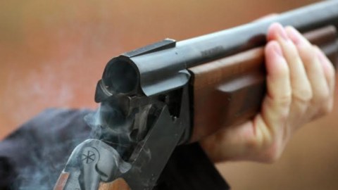 Arvadı ilə m&uuml;bahisə edən kişi iki qızı g&uuml;llələyib intihar etdi