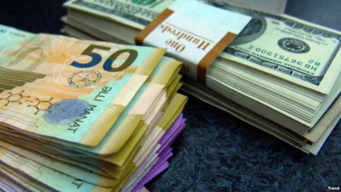 Azərbaycanda dollar satışı məhdudlaşdırıldı  