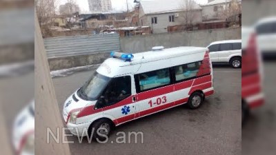 Ermənistanda qız &ouml;z&uuml;n&uuml; təcili yardım maşınından atdı