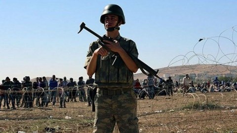 T&uuml;rkiyə Suriya ilə sərhəddəki əhalini k&ouml;&ccedil;&uuml;r&uuml;r