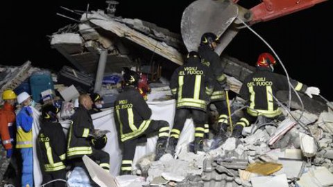 İtaliyada &ouml;lənlərin sayı 240-ı ke&ccedil;di