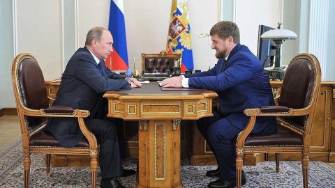 Putinlə Kadırovun gecə görüşü: İnternetdə zarafatlara səbəb oldu