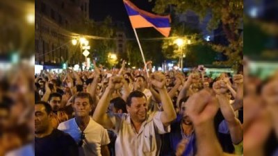 Ermənistanda &uuml;mummilli mitinqlər başlayır