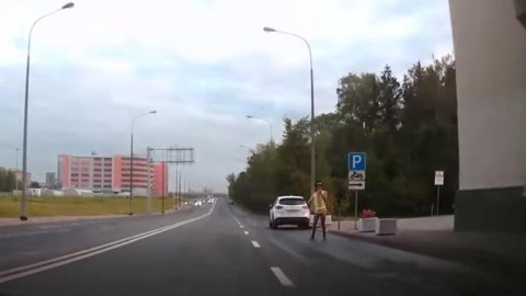 “Çılpaq yol polisi əməkdaşı” tutuldu - VİDEO