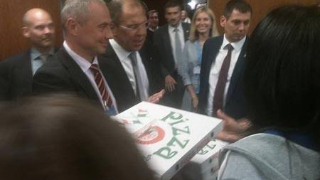 Lavrov jurnalistlərə pizza və araq qonaqlığı verdi - VİDEO