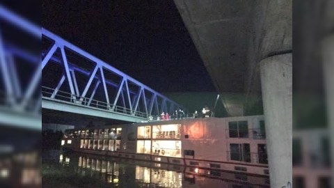 Almaniyada gəmi körpü ilə toqquşub: Ölən var