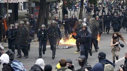 Polisi Molotov kokteyli ilə yandırdılar