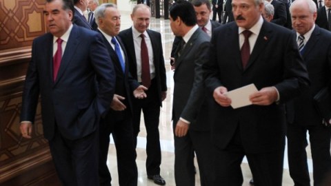Putin Bişkekdəki MDB sammitinə 2 saat gecikir